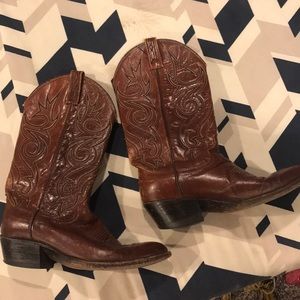 Women’s Dan Post Boots. Fits like a size 8.